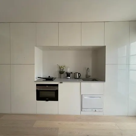 Superbe Avec Balcon, Situe Entre 6e Et 7e ! Paris